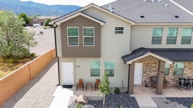 Building Photo - End Unit! 3 Bedroom House for Rent