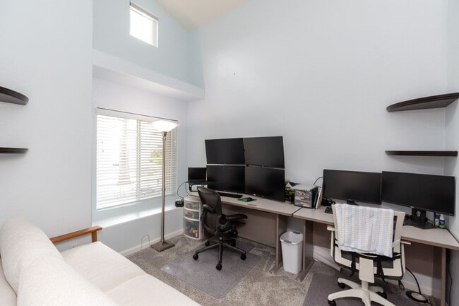 Building Photo - 4 Bed, 2 Bath - Sorrento Mesa Single Famil...