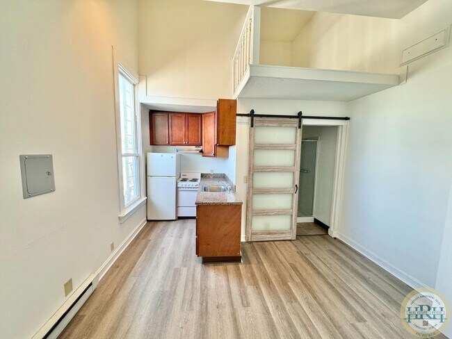 Building Photo - Top Floor Studio Unit in the Heart of the ...
