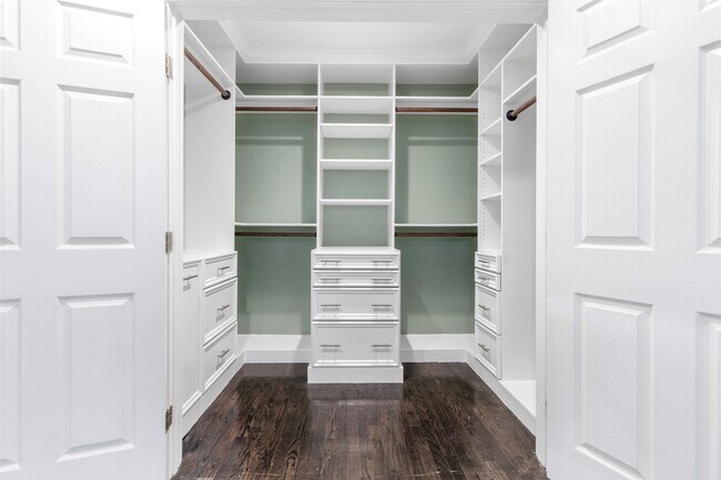 Building Photo - 814 E 23rd St