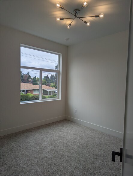 Building Photo - 5041 SE King Rd