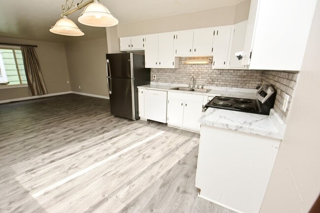 Building Photo - Updated 3 bedroom 1.5 bath home in South Bend IN