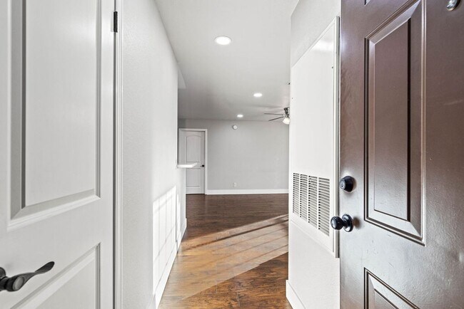 Building Photo - Gorgeous Renovated Condo in Guard Gated Neighborhood