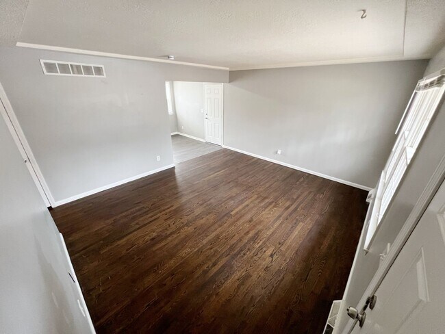 Building Photo - AVAILABLE SOON: Beautiful 3 Beds 1.5 Bath Home in Grandview!