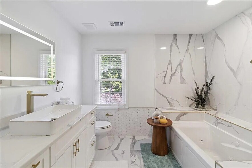 Building Photo - Room in House on Glenwhite Dr