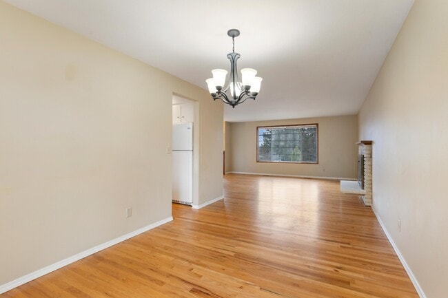 Building Photo - Spacious 5-Bed Home on XL Private Lot!