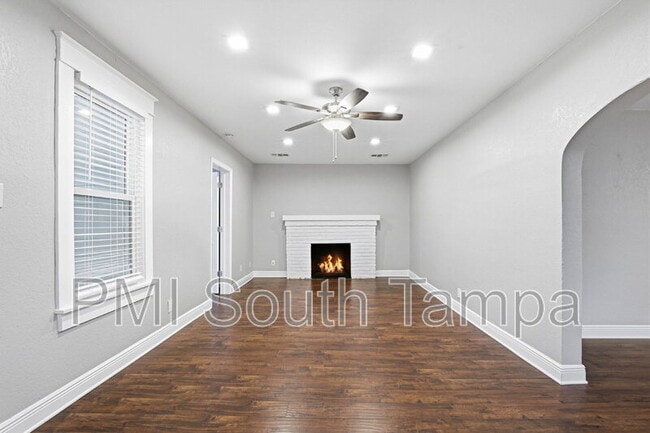 Building Photo - 203 W Emma St