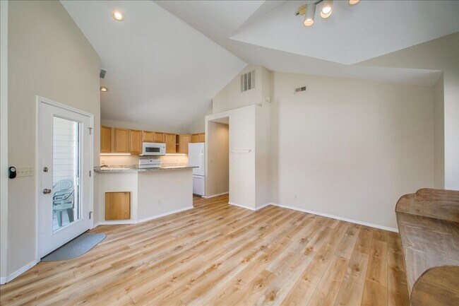 Building Photo - Elegant Condo Near the River
