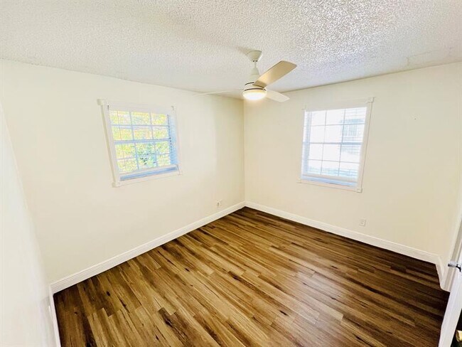 Building Photo - 1121-1123 N Andrews Ave