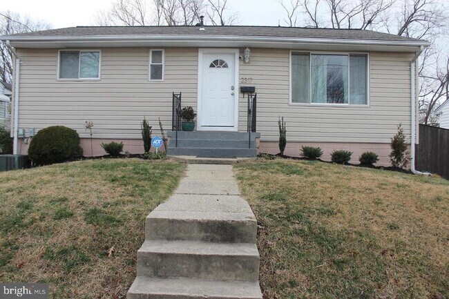 Primary Photo - 2317 Roslyn Ave