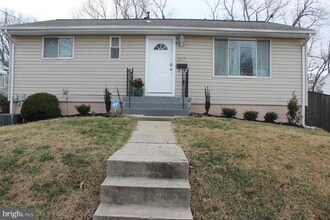 Building Photo - 2317 Roslyn Ave