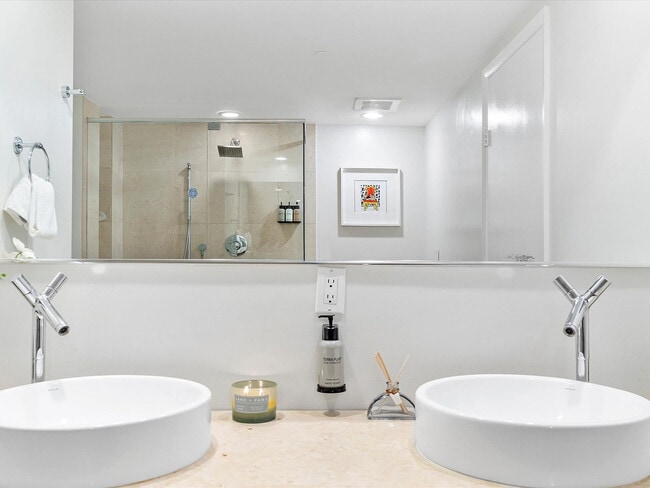 Building Photo - 485 Brickell Ave