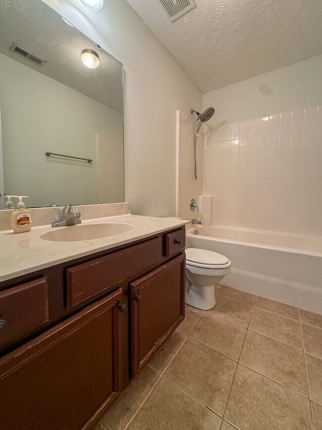 Building Photo - Charming 3 Bed 2 Bath Home in Fayetteville