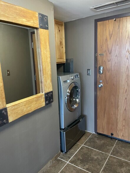 Building Photo - 450 W 7th St