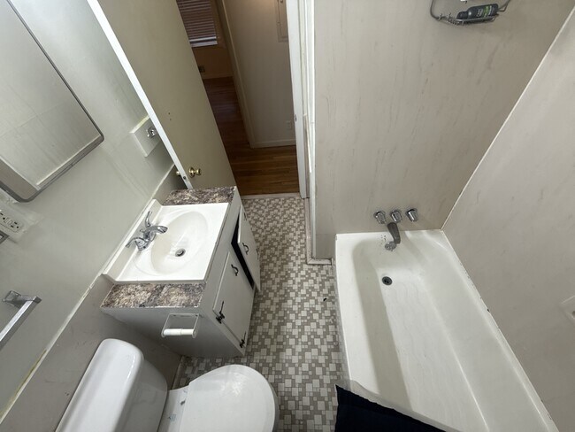 Building Photo - 1009 Hampton St NW