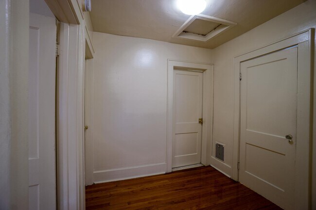 Building Photo - Single Family Home with Enclosed Front Por...