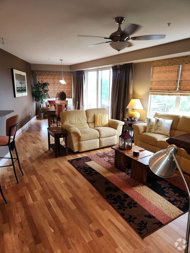 Building Photo - LOCATION, FULLY FURNISHED and LUXURY! Cher...