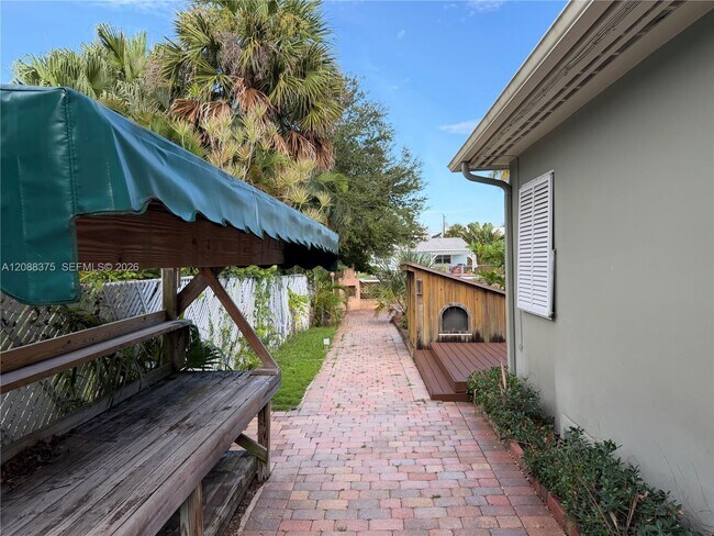 Building Photo - 800 SW 8th Terrace