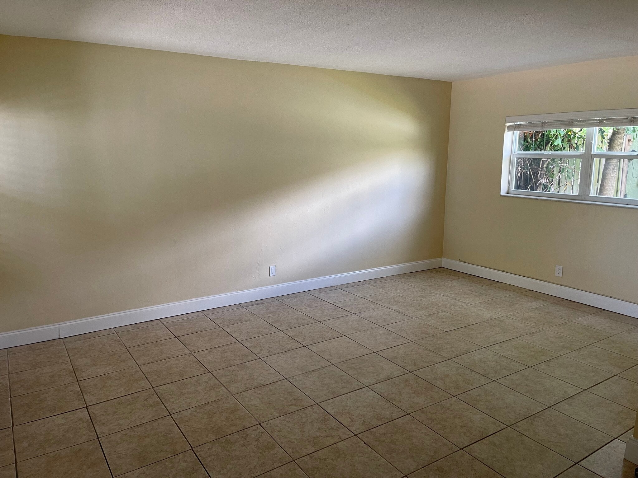 Building Photo - 300 SW 16th Ct