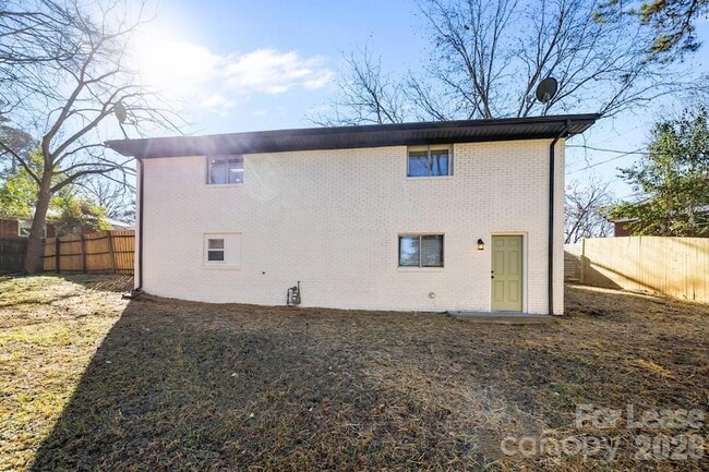 Building Photo - 801 Davenport St