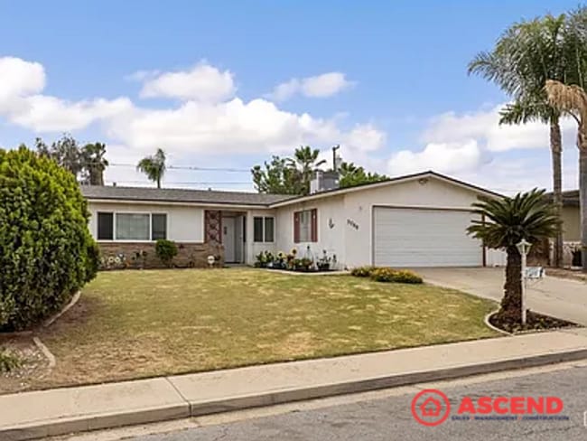 Building Photo - Pet-Friendly 3 Bed, 2 Bath Near Bakersfiel...