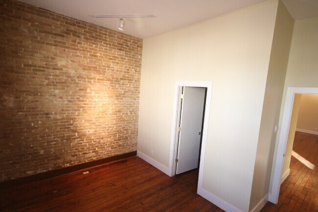 Building Photo - 319 S Flores St