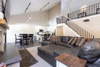 Building Photo - 815 Columbine Rd