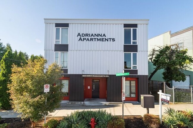 Building Photo - First Floor Front Facing Vibrant Stylish O...
