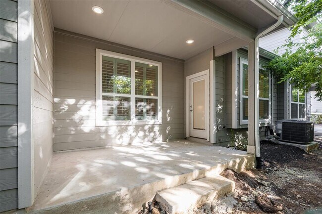 Building Photo - 1705 Roseburg Dr