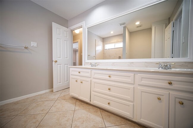 Building Photo - 4423 Lakeshore Forest Dr