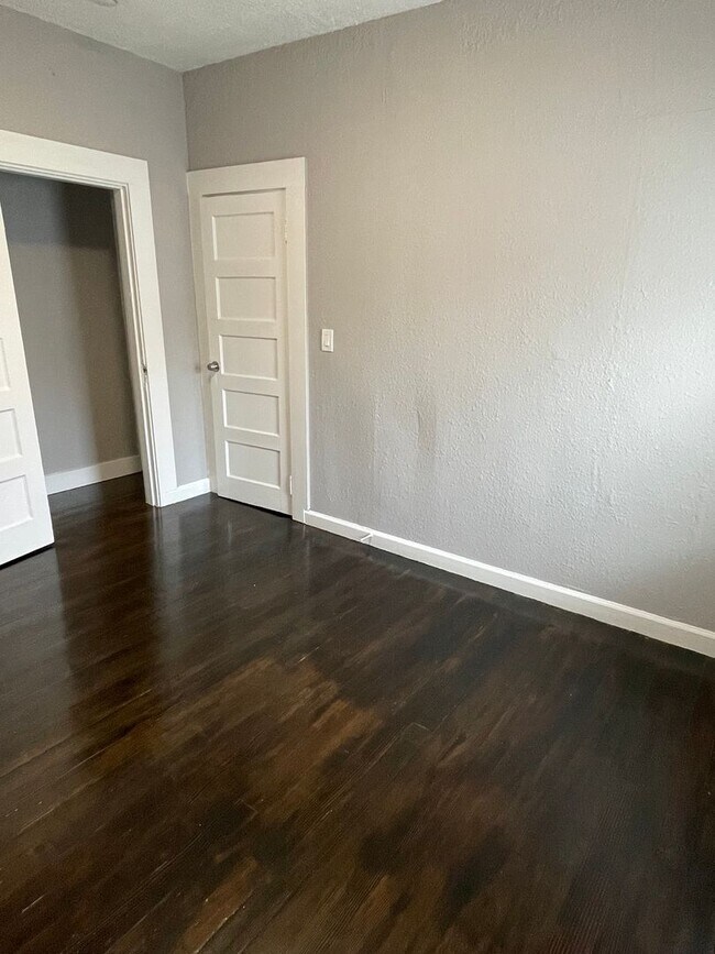 Building Photo - 869 Brockhurst St