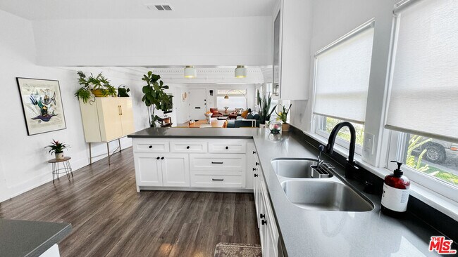 Building Photo - 3489 2nd Ave