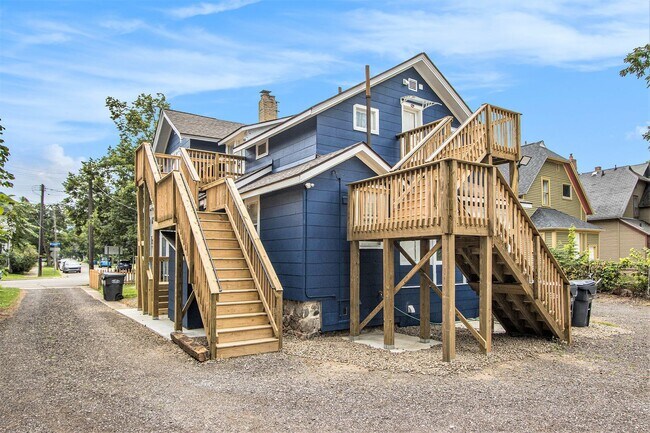 Building Photo - $1295 Tastefully furnished 1BR Apartment | All Utilities Paid + Deposit-Free Option!