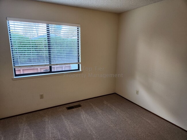 Building Photo - Spacious 4 Bed/2 Bath /1,970 square foot h...