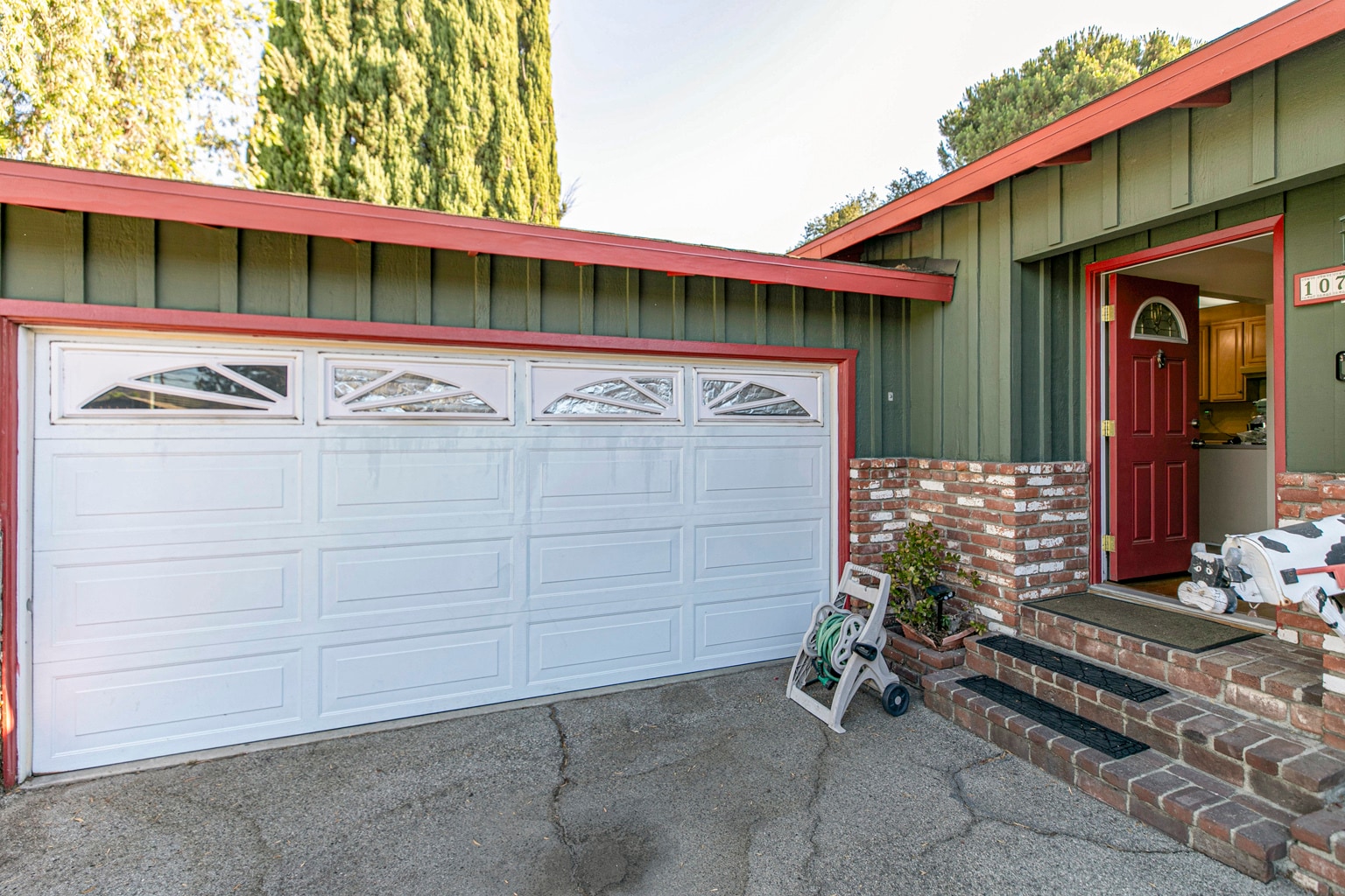 Building Photo - 10706 Rhodesia Ave