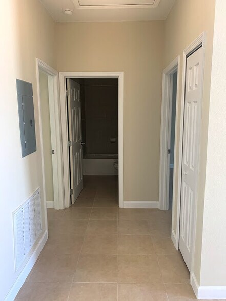 Hallway to bedrooms 2and 3 - 1123 Normandy Dr