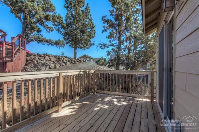 Building Photo - Spacious 4 Bed/3 Bath Single Family Home i...