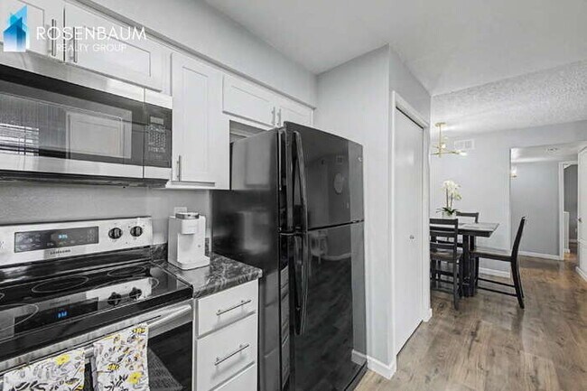 Building Photo - Charming 2-beds, 2-baths ground-level condo nestled in the highly desirable Woodglen Square commu...