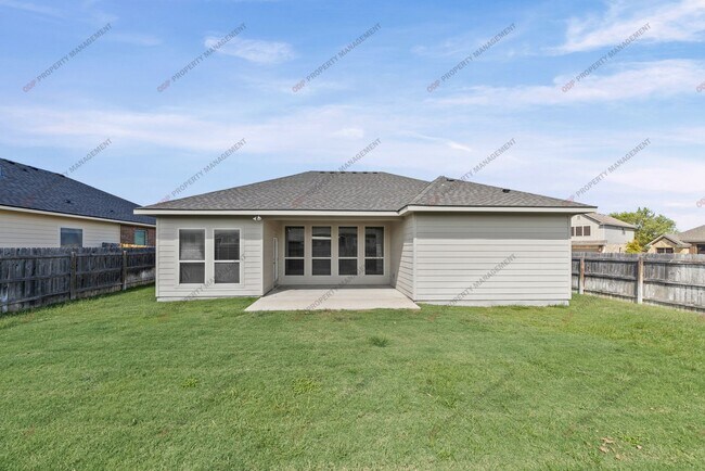 Building Photo - 3 Bedroom- 2 Bathroom in Hills of Westwood