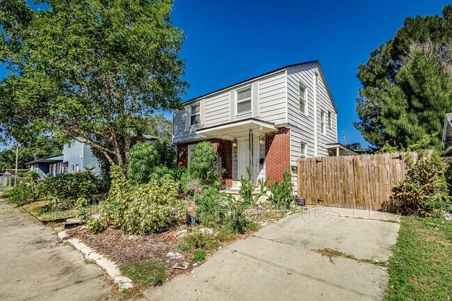 Building Photo - 875 19th Ave S