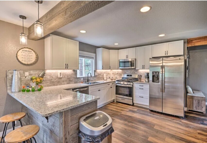 Building Photo - 255 Midnight Ln