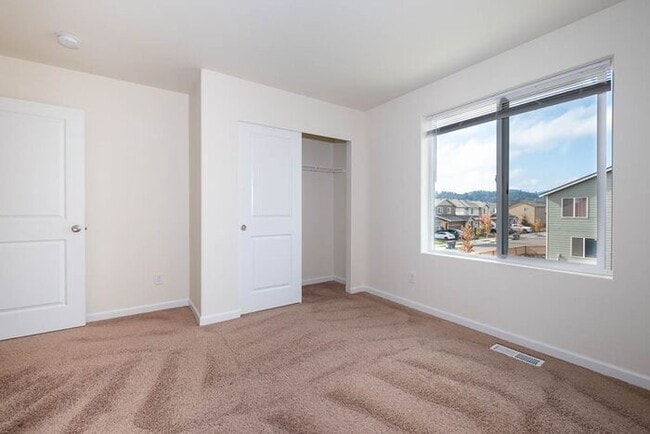 Building Photo - Spacious Newer Home Ready for Move IN