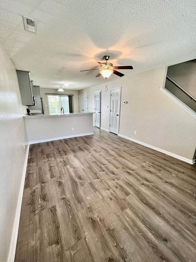 Building Photo - UPDATED Townhome in The GABLES!