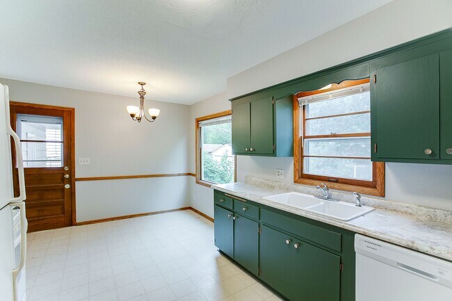 Building Photo - Updated 3 Bedroom Duplex in Battle Creek