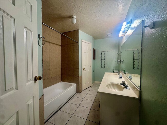 Building Photo - 5144 Beaverhill Dr