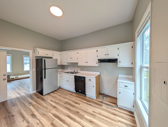 Building Photo - 2 bedroom, new floors, walkable!