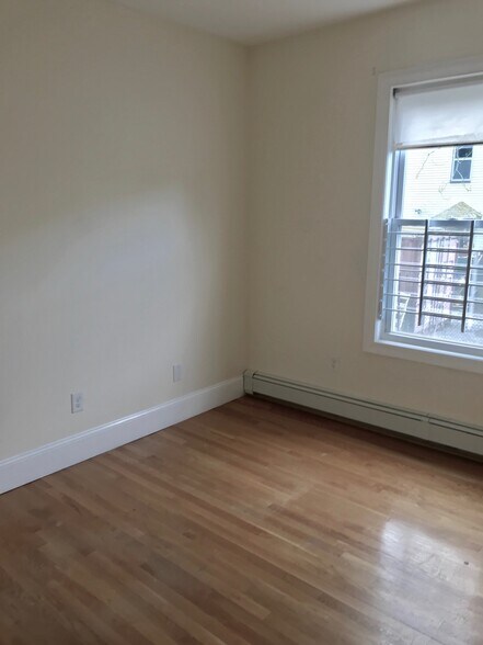 Building Photo - 14 Schiller St