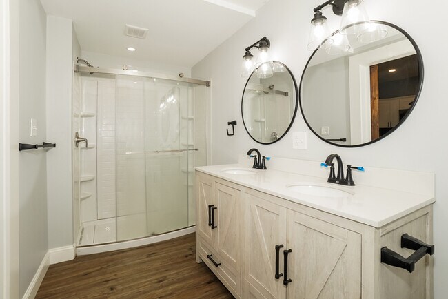 Building Photo - Charming 3-Bedroom Cleveland Home