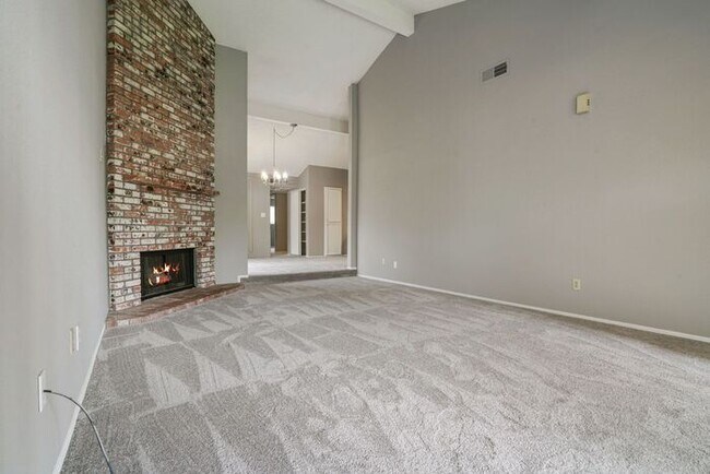 Building Photo - Beautiful duplex locate in Sacramento!