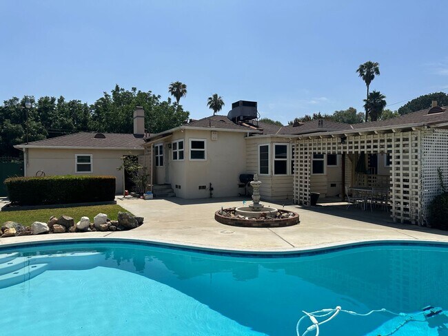 Building Photo - Perfection! Corner Lot Pool Home